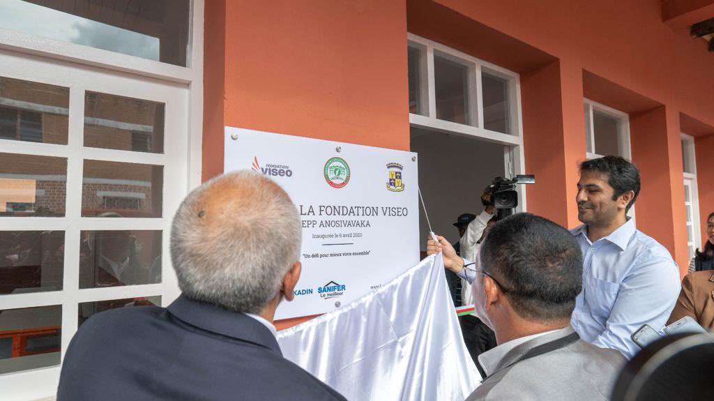 Fondation VISEO (@fondation_viseo) on Twitter photo 06/04/2023, en présence de Mr le Maire de la CUA, Monsieur <a href="/NainaAndriants1/">Naina Andriantsitohaina</a>, la Fondation VISEO a inauguré les travaux de réhabilitation totale des batiments scolaires de l’EPP Anosivavaka aux côtés de #AKADIN et #SANIFER 06/04/2023, en présence de Mr le Maire de la CUA, Monsieur <a href="/NainaAndriants1/">Naina Andriantsitohaina</a>, la Fondation VISEO a inauguré les travaux de réhabilitation totale des batiments scolaires de l’EPP Anosivavaka aux côtés de #AKADIN et #SANIFER