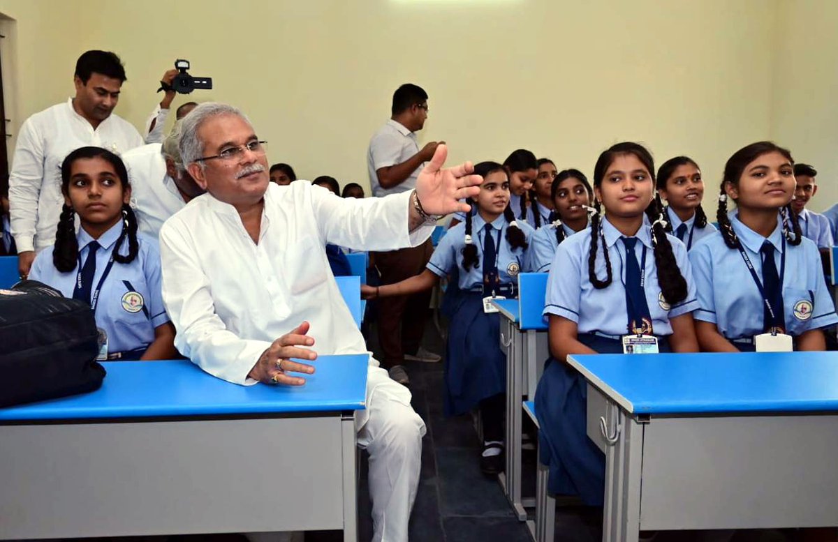 ChhattisgarhCMO's tweet photo. "देखिए मुख्यमंत्री जी के साथ बच्चों की केमिस्ट्री" 
45 साल बाद मुख्यमंत्री श्री भूपेश बघेल फिर से बने कक्षा दसवीं के छात्र
- पढ़ा केमिस्ट्री का केमिकल बॉन्ड वाला चैप्टर
- दुर्ग में स्वामी आत्मानंद स्���ूल की छात्रा भूमिका यादव ने मुख्यमंत्री जी के साथ केबिनेट मंत्री श्री मोहम्मद अकबर ,विधायक श्री अरूण वोरा और महापौर श्री धीरज बाकलीवाल की भी क्लास ली।

#छत्तीसगढ़_सरकार_भरोसे_की_सरकार
#BhetMulakat #BhupeshTuharDwar