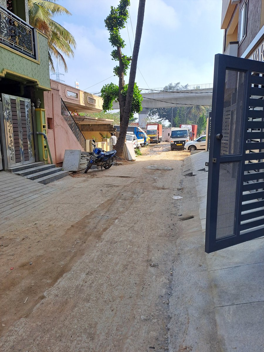 ankur2022_'s tweet photo. @Vismaya_Vinay Hi Vismaya, wanted to ask if you can help us escalate this issue in any way to higher authorities, as it  is being avoided by local authorities, there is drain leakage from stormwater drains and road has become marshy everywhere making difficult to walk. https://t.co/VTKK30jY7M