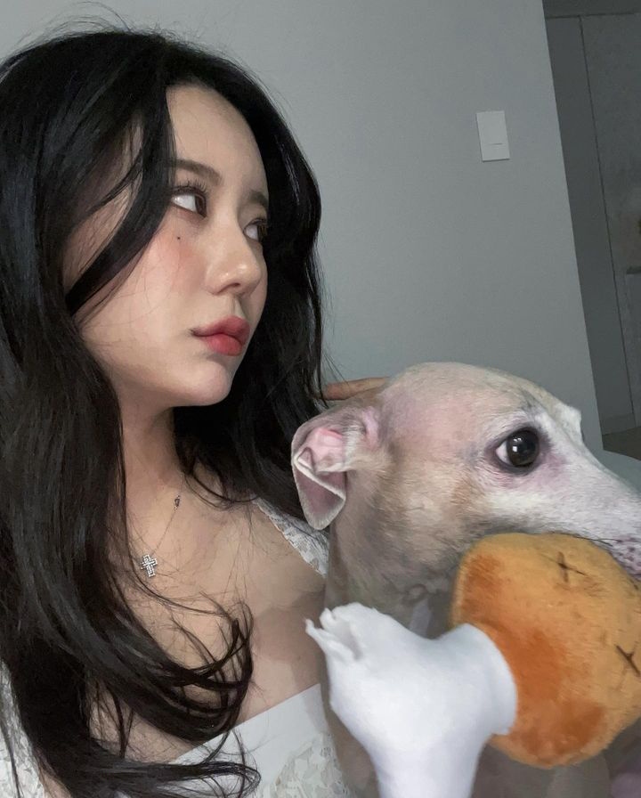 [26.03.23] Jiae via 📸 

"Tentei consertar minhas roupas, mas acabou estragando..."

#JiaeBrasil