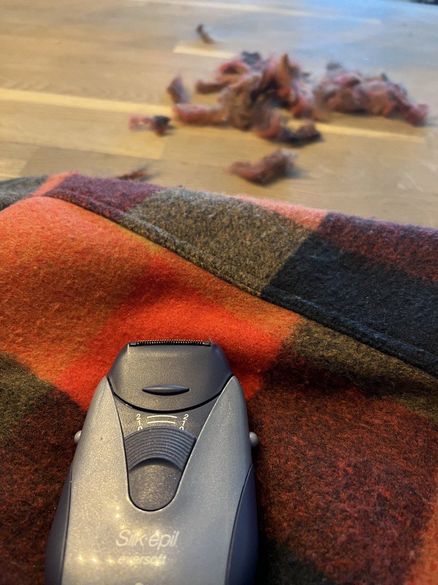 kardonsch's tweet photo. Jas 🧥 bijna pluisvrij maar ‘Ladyshave’ overleden. Weet niet of dit nu behoort tot mijn slimste acties! #tipvandeweek https://t.co/hDYV6fbD0O