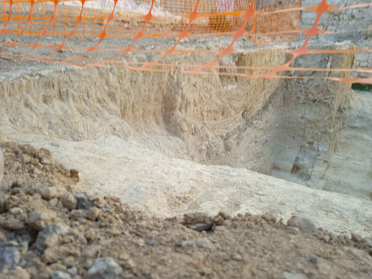 Als vilafranquins, se'ls negarà l'oportunitat única, de tenir un troç de la muralla i una torre a la vista de tots. El seu patrimoni s'amagarà un altre vegada. I ja no parlem de Santa Maria dels Horts...
Però epp!!! tenim la més típica!!!...
#PatrimonialaMerda
#QuinsCollons