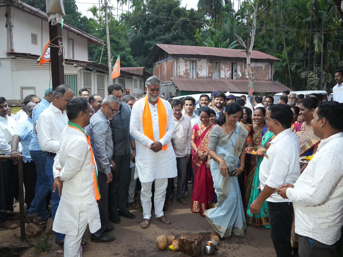 prahladspatel's tweet photo. आज दापोली के दाभोल ग्राम पंचायत में जल जीवन मिशन के अंतर्गत 3 करोड़ 38 लाख 41 हजार की लागत वाली दाभोल नल जल योजना विस्तारीकरण कार्य का भूमिपूजन किया।
इस सौगात के लिए उपस्थित जन समुदाय ने मा. प्रधानमंत्री श्री @narendramodi जी का आभार व्यक्त किया।

@PMOIndia @jaljeevan_ https://t.co/AEqyYmnAHd