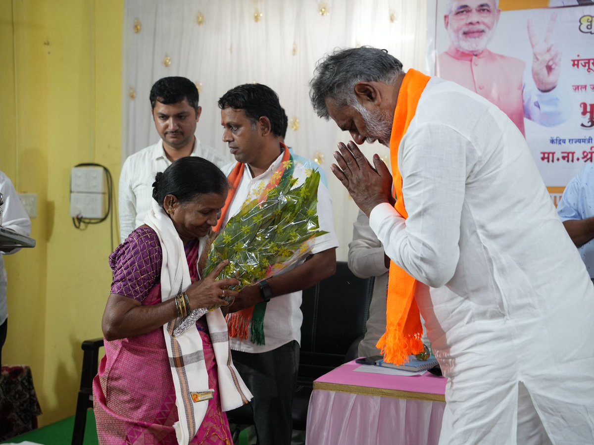 prahladspatel's tweet photo. इस अवसर पर विधायक श्री @ithakurprashant, दापोली विधायक श्री @iYogeshRKadam, पूर्व विधायक श्री धैर्यशील पाटिल, जिलाध्यक्ष श्री @dapoli_kedar, जि.पं. सीईओ रत्नागिरी, सरपंच श्रीमती संगीता ताई दाभोलकर, श्रीमती स्मिता जावकर सहित प्रशासनिक अधिकारी व ग्रामवासी उपस्थित रहे। https://t.co/MQyRI8d4Qv