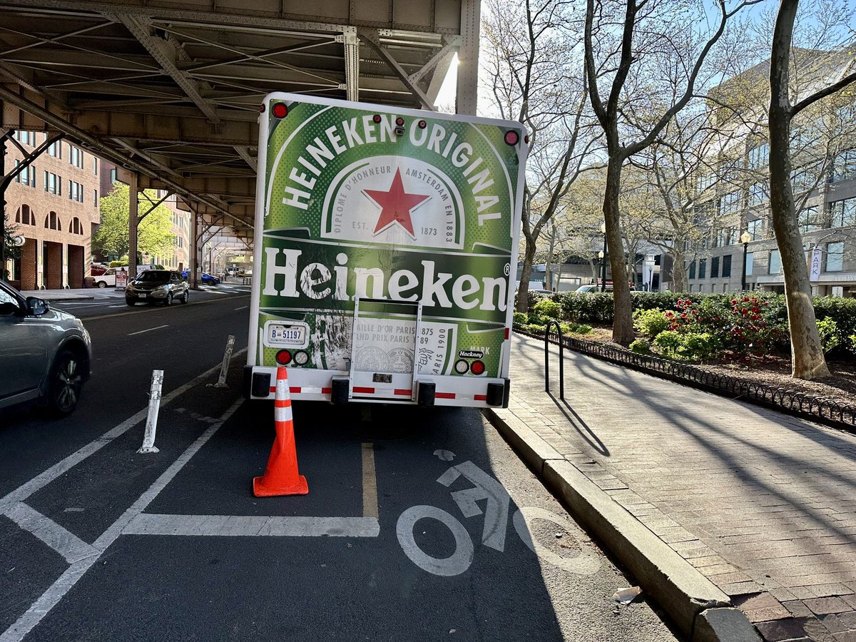 LaneSquattersDC's tweet photo. Another Premium Distributors truck was seen blocking both lanes of the busy waterfront K St bike lane Tuesday morning. The vehicle has $3,362 in unpaid traffic violations dating back three years. @CMBrookePinto @311DCgov #bikedc https://t.co/oFmbi8qqM6