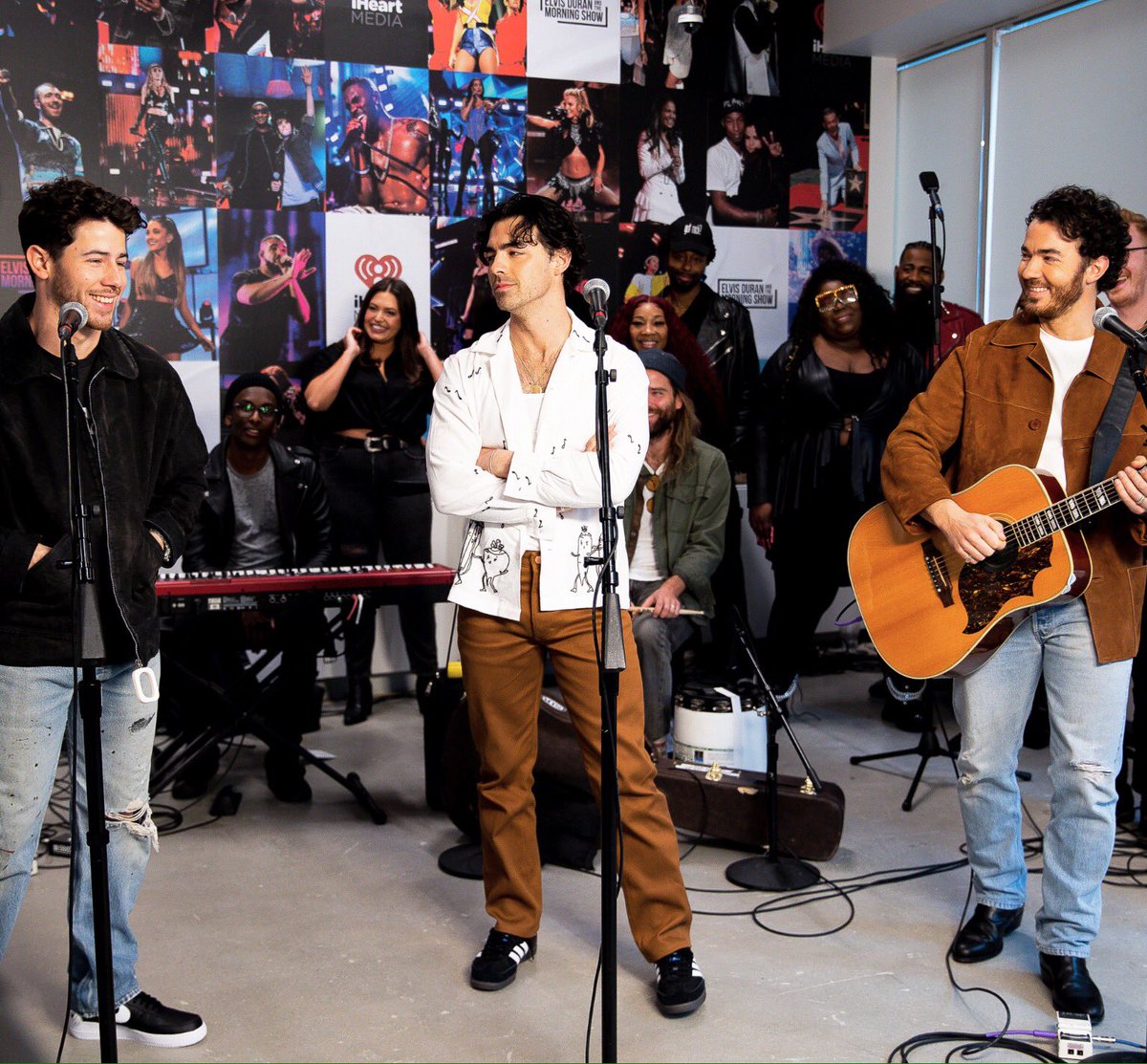 NickJJournal's tweet image. Nick with his brothers in the #Z100 studio for this morning's #ElvisDuranShow!!
#NickJonas  #JonasBrothers  #WaffleHouse 

(📸@helllokittttty for #iHeartRadio)