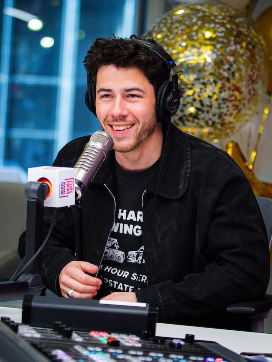 NickJJournal's tweet image. Nick with his brothers in the #Z100 studio for this morning's #ElvisDuranShow!!
#NickJonas  #JonasBrothers  #WaffleHouse 

(📸@helllokittttty for #iHeartRadio)