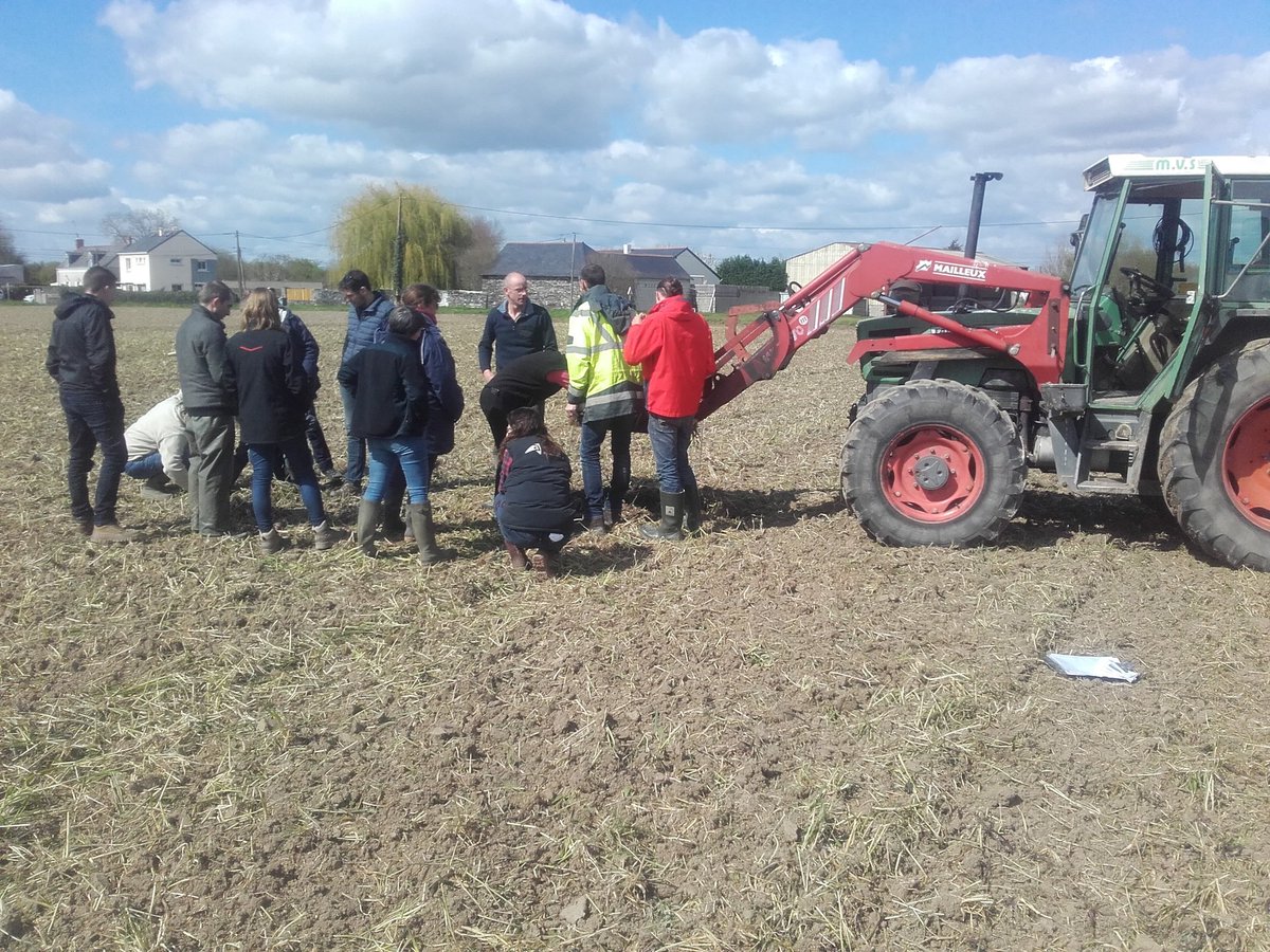 Cette après midi j'ai eu le plaisir de mettre à disposition un de mes champs pour "mes" agro😊 de <a href="/ChambagriPdL/">Chambres agri PdL</a>. Journée d'équipe sur les sols. Très fier en tant qu'élu chambre de voir tout le travail qu'ils font autour de cette thématique. #AC #bio #agriculture #agronomie