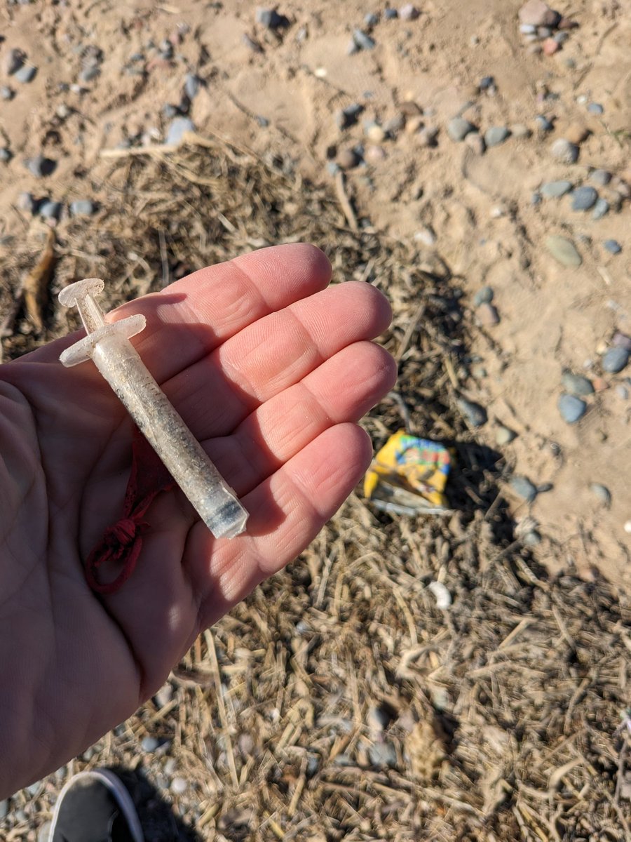 pickerteers's tweet photo. @2minuteHQ Lazy #Easter littering 🚮♻️🌊🌍
  So much rubbish including drinks left where people sat with a bin behind. Sunglasses freshly broken left by the steps. Where are we going wrong? #beachclean #litterpicking #environment #society #GoodFriday https://t.co/GhzAN0mrM3
