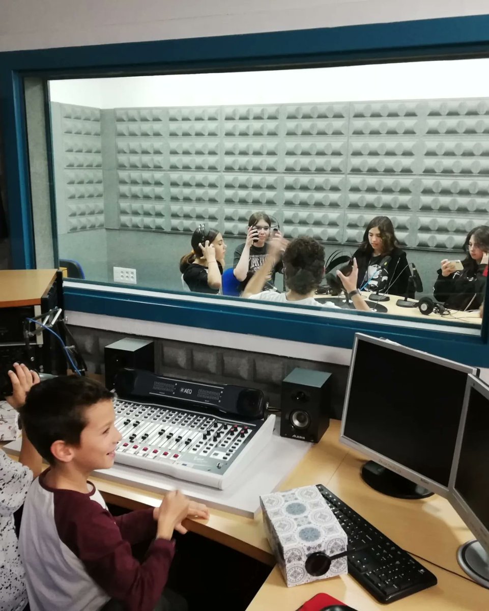 TALENTOS_RM's tweet photo. Sin duda, una experiencia interactiva muy interesante. Gracias a la profesora Rebeca Romero y a Iván Peñalver, estudiante de Comunicación Audiovisual !!! Un placer ☺️
#AACC
#ElEfectoPigmalión
#BuscandoReferentes
#SueñaGrande
#SiempreSumando
#SumandoTalento
#DespertandoVocaciones https://t.co/K4Y2Z563vB