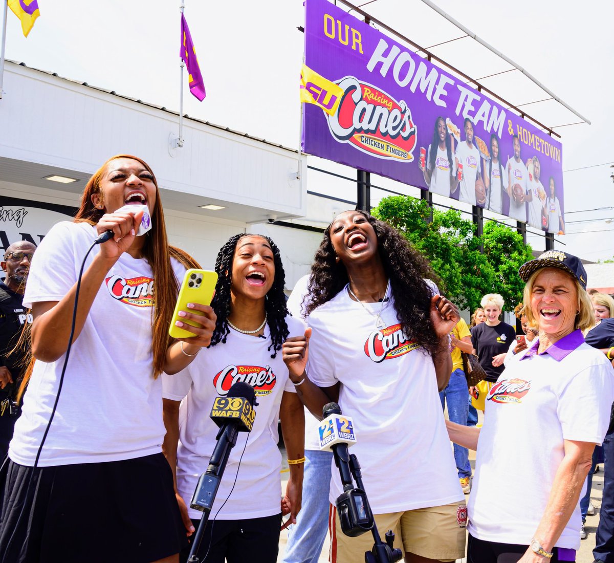 Bayou Barbie 🤝Caniac

Had so much fun serving up Box Combeauxs with @Flaujae @AlexisMorrisWBB & @KimMulkey!🏆💜💛

Big thank you to @raisingcanes and @toddgraves for having us! #GEAUXTIGERS #ONELOVE #CaniacAmbassador