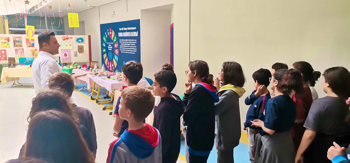 onsenturk's tweet photo. Öğrencilerimiz Türkçe dersinde “Deyim ve Atasözleri”ni yaratıcılıkları eşliğinde somutlaştırıp eğlenceli bir maket haline getirdiler. 
Hayal dünyalarıyla bizleri de renklendiren tüm 5. Sınıf öğrencilerimize ve Türkçe öğretmenimiz Murat Duruk’a teşekkür ederiz. https://t.co/W0fZM9fTag