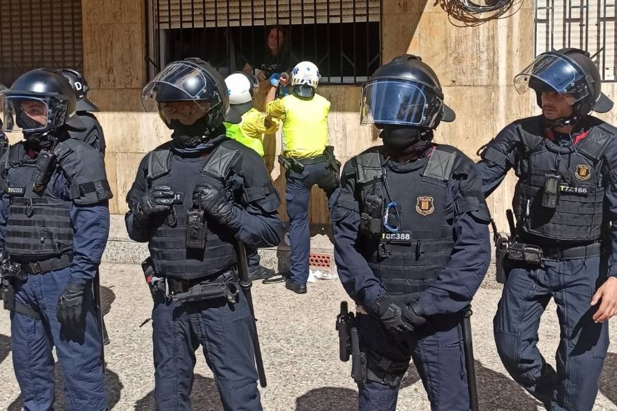 TxindurriG's tweet photo. 1/ Ayer en Tarrega (Lleida) una persona, mientras decenas de policías estaban en su puerta para desahuciarle, se quitó la vida.

Un caído más en la guerra por sobrevivir, un asesinato más a mano del Estado, que irá a llenar las hipócritas estadísticas de los "suicidios". https://t.co/qbDZRYQDVU