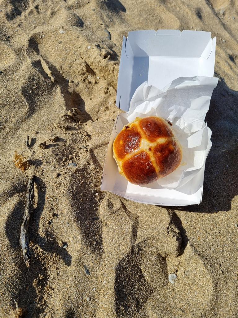 ⏳️⏳️🙏 <a href="/GaryBarlow/">Gary Barlow</a> there's still time to make my golden birthday today extra special with a DM 🤞🤞🙏🙏 #sarahturns50 #goodfriday #hotcrossbunonthebeach