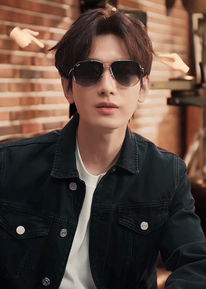 an170590's tweet photo. Lâu lâu lại ngoi lên chốn lam điểu này vì anh đẹp trai tung thính mới quá xịn 😎
#ChengYi 
#ChengYixRayban https://t.co/xifYhDbZ2C