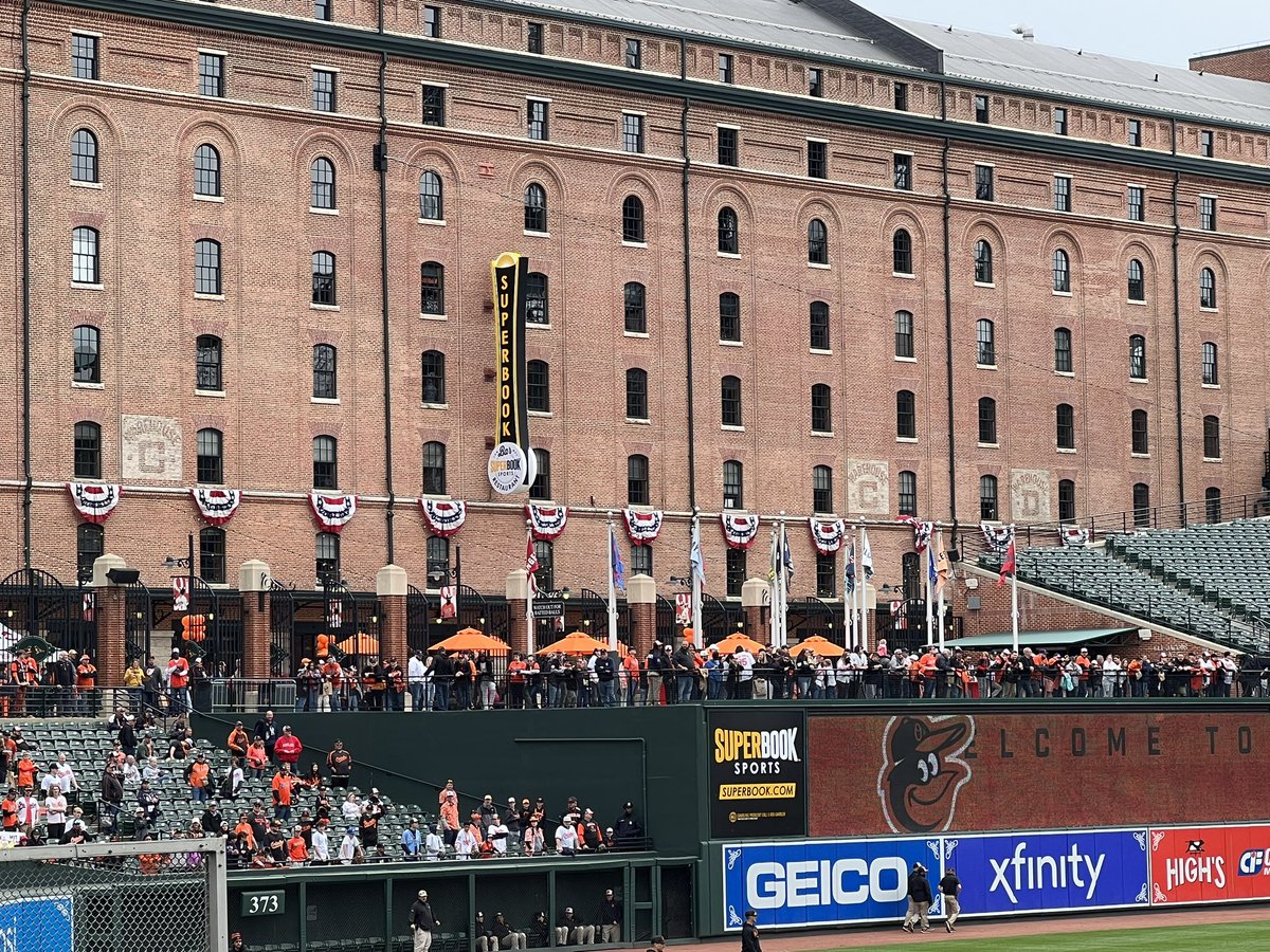 ScottBLBS's tweet photo. @Orioles we get the money and rent may be goodโฆbut the color scheme was signed off on?! #KnowYourFans #PaintItOrange @FredBLBS https://t.co/4vpV7jV2aR