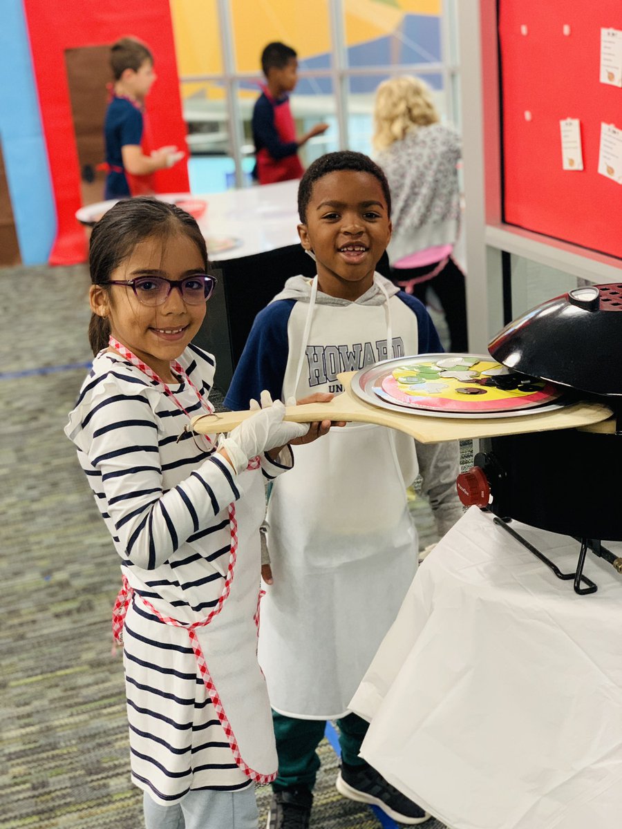 🇵🇷🐸🌴Welcome to Pizzeria El Coquí, located in the beautiful island of Puerto Rico in Old San Juan! Ss put their fractions knowledge to the test getting 🍕orders out as fast as possible. The challenge was to put the right amount of toppings in the correct fractional parts!