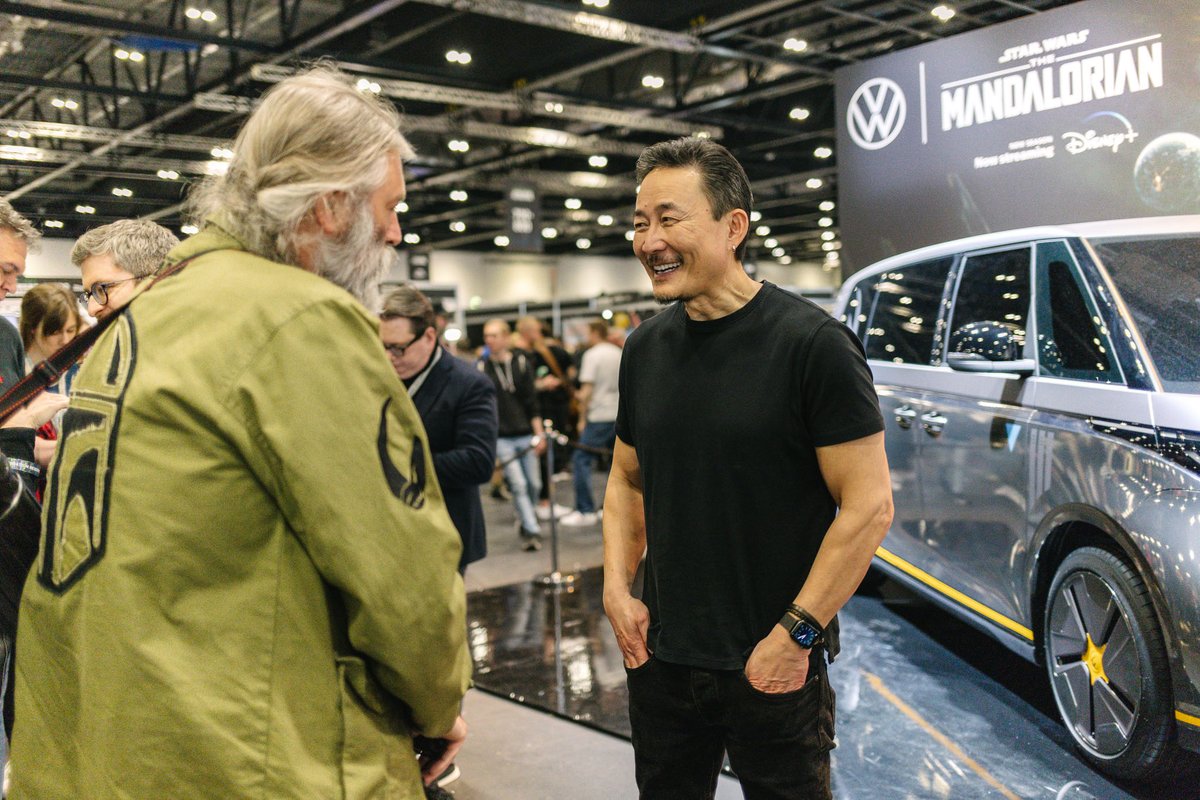 Doug Chiang celebrating all things 𝘚𝘵𝘢𝘳 𝘞𝘢𝘳𝘴 and connecting with fans on the show floor at #SWCE! 

Join the Celebration at swce23.com/buytickets