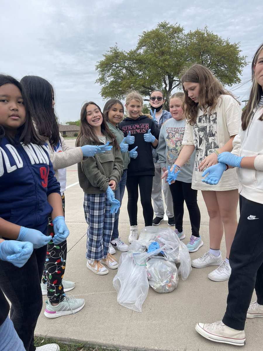GosdinSarah's tweet image. Yesterday, Pride Council cleaned up around our campus. We were shocked at the amount of trash we collected! 💚🌎🌳 @Reed_Elementary