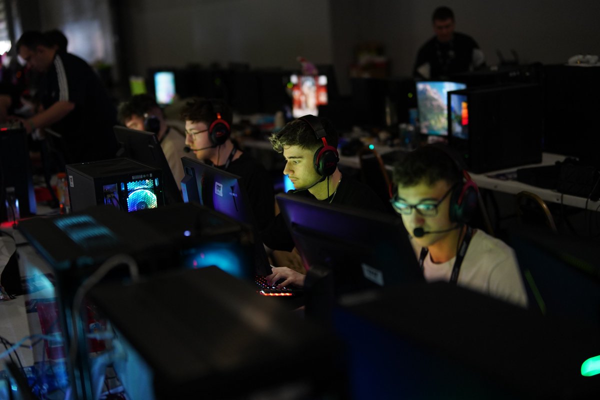 🥰 <a href="/SoldierVAL_/">Soldier</a> @Waaalty <a href="/im_c0m/">Cam Allen</a> <a href="/RossUK_/">ross</a> <a href="/wizzingval/">wizzing</a> 

Getting ready to go against <a href="/TheCTRLEsports/">CTRL Esports</a> iSeries  <a href="/IGFestUK/">Insomnia the Gaming Festival</a> 

#BringTheStorm 🌩️