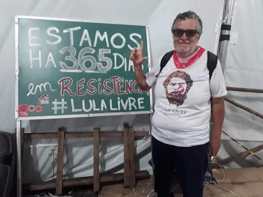 cidoli's tweet photo. Hoje faz 05 anos do fatídico 07 04 2018 dia prisão do nosso presidente @lulaoficial 
@cidoli13 na imagem temos uma das milhares de ações pelo Brasil na luta por #lulalivre 
01 ano da prisão do presidente Lula , Vigília Lula Livre, Curitiba, 07 04 2019 #LulaInocente  #AnulaSTF https://t.co/BwEeXErExP