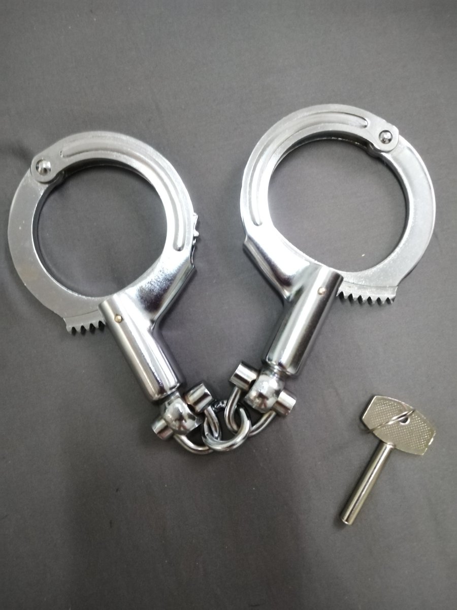 tatu9992's tweet photo. 一比一的警用手铐，重量和质感都完美，喜欢的私信，价格美丽。 https://t.co/KZOHofUxbd