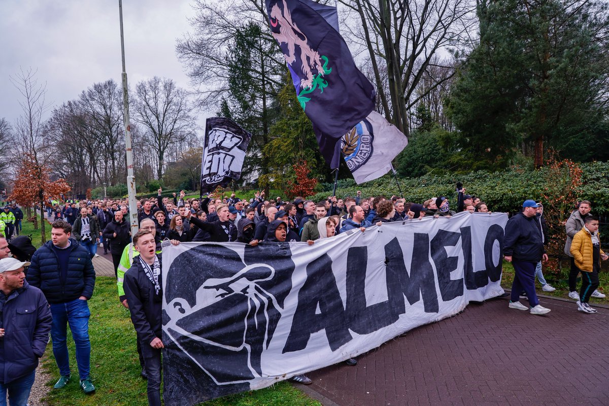 De corteo richting De Vijverberg is onderweg 🖤🤍 <a href="/HeraclesAlmelo/">Heracles Almelo</a>  #GRAHER <a href="/1e_Divisie/">Keuken Kampioen Divisie</a> 

📸nesimages