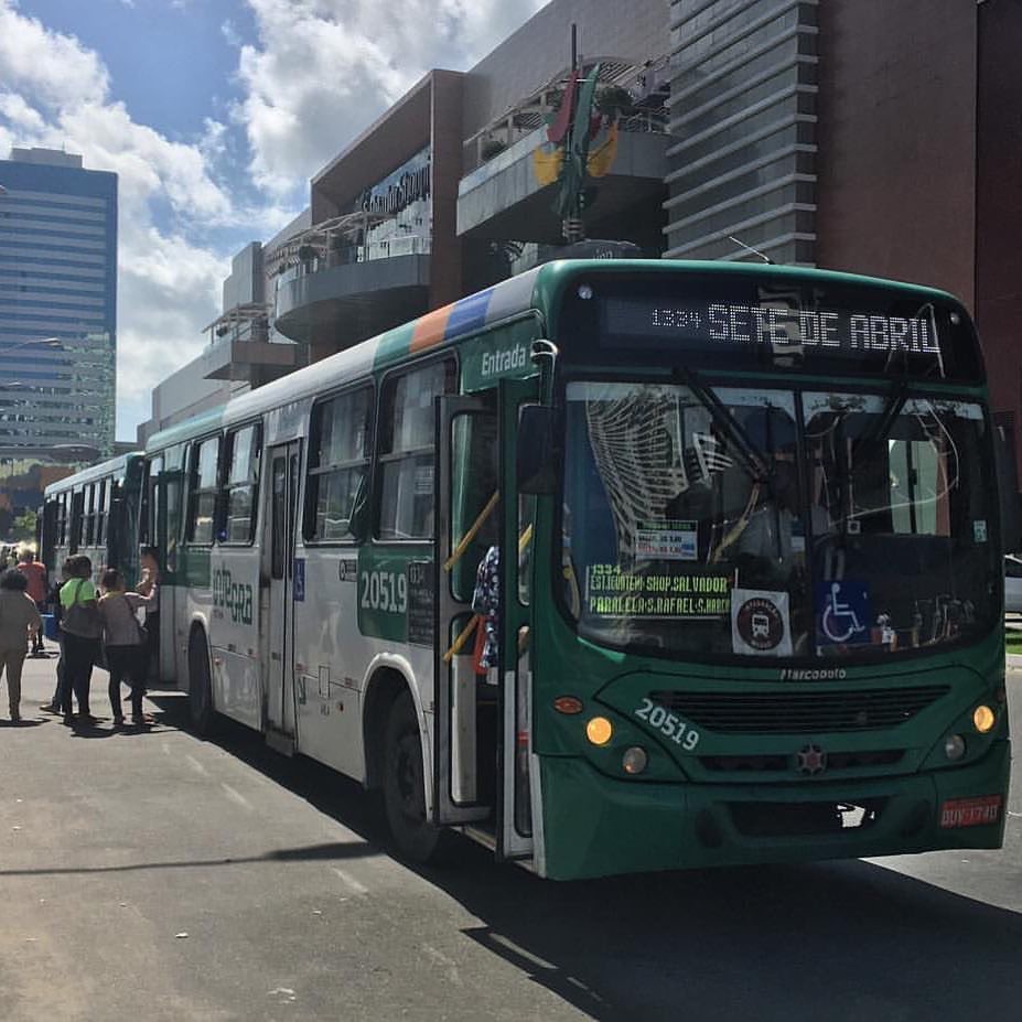 comedia_baiana's tweet photo. O ônibus que acerta a data uma vez no ano https://t.co/WcpH38vUoP