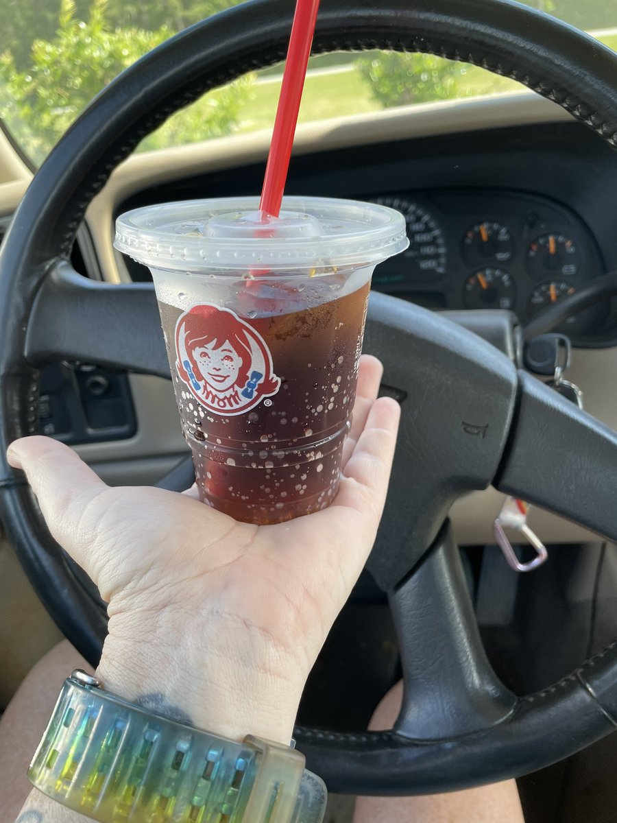 HundoMama's tweet image. So after having a pretty bad morning, I decided to treat myself to a kids meal from @Wendys for lunch. The way I literally smiled so big when I saw the cutest coke ever, completely turned my day around! Thank you for unknowingly making my day! How can you not love this??