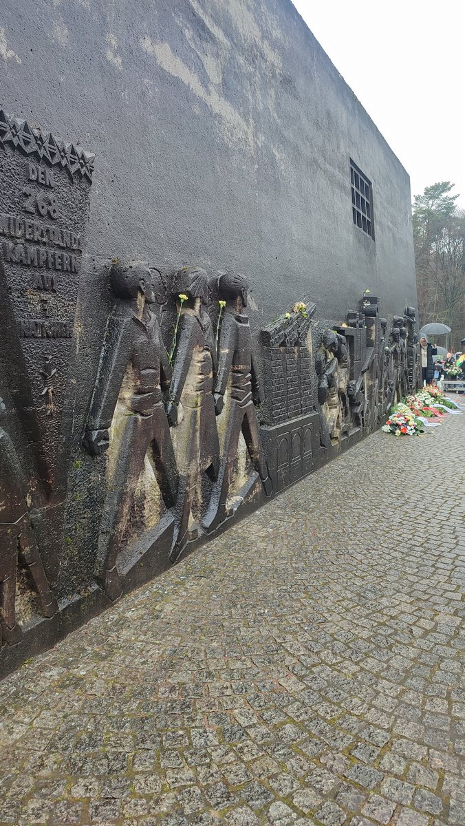 Twipsi's tweet photo. 🧵1/X Heute haben wir am Mahnmal #Bittermark in #Dortmund am #Karfreitag den Opfern der Massenerschießungen im Jahr 1945 gedacht 🕊
Trotz des Schlechten Wetters kamen viele Menschen in die Bittermark. Dies ist ein wichtiges Zeichen!
#KeinVergeben #KeinVergessen #KeinSchlussstrich https://t.co/uTlIrNyBp8