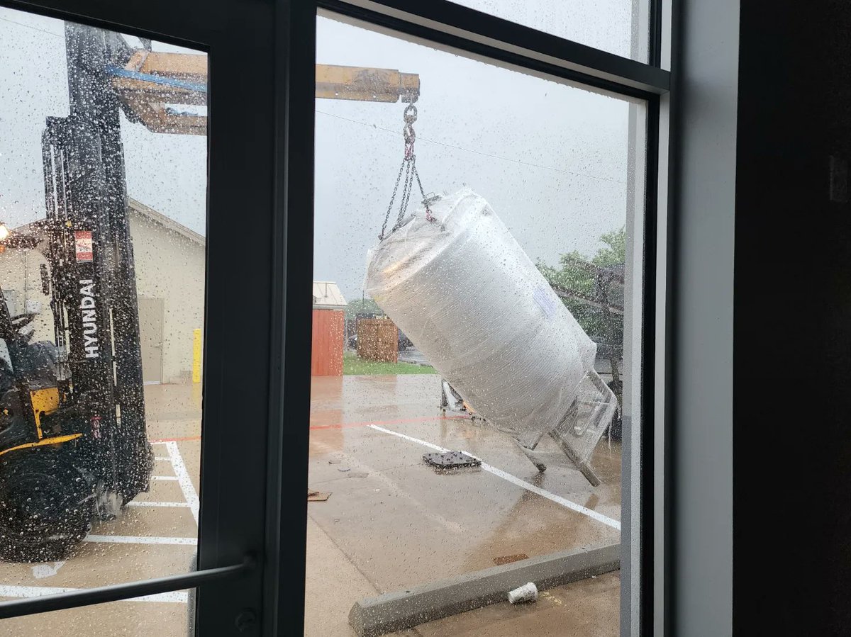 3rdlevelbrew's tweet image. For those that didn't see, we got all of our tanks in from @craftkettle
We are one step closer to making the best beer next to a kolache shop in Round Rock
Now if only we could get electricity

#craftbeer #rtx #txcraftbeer #tankday
#seriouslygoodbeer
#justthebeerginning