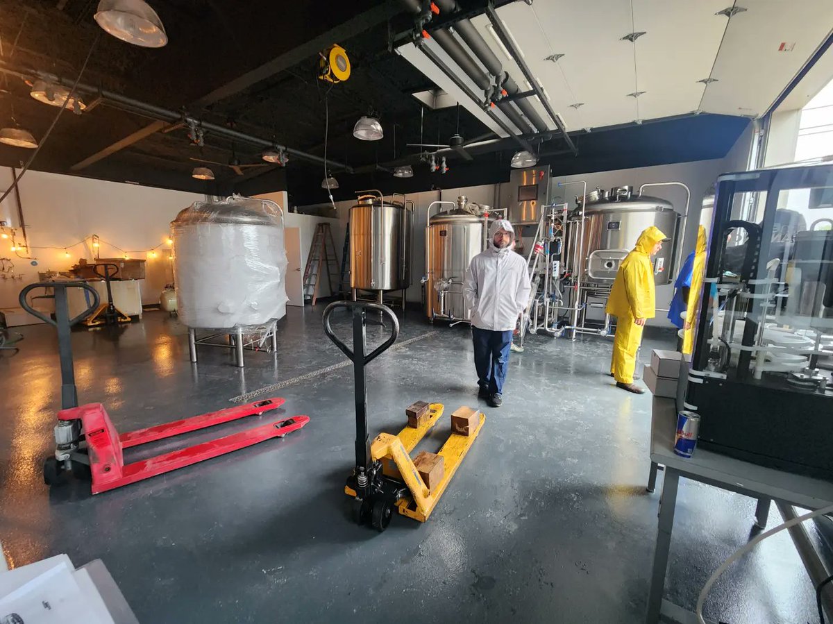 3rdlevelbrew's tweet image. For those that didn't see, we got all of our tanks in from @craftkettle
We are one step closer to making the best beer next to a kolache shop in Round Rock
Now if only we could get electricity

#craftbeer #rtx #txcraftbeer #tankday
#seriouslygoodbeer
#justthebeerginning