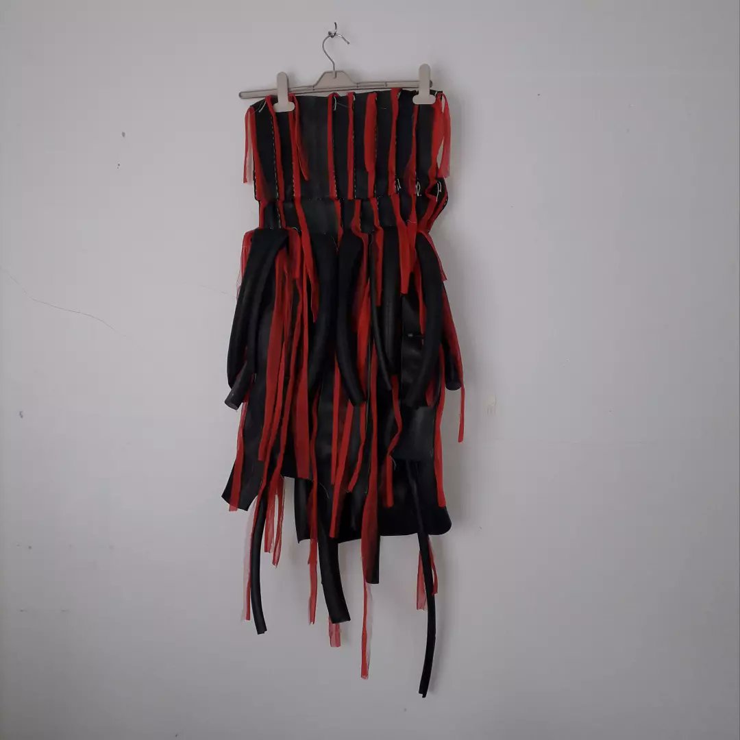 AteliersCortada's tweet image. My costume for the first Heavy Metal Knitting World Championship. Took me ages to make but worth all the effort . Love it!
Stage shot pinched from @HeavyKnitting  by Anttu Koistinen / Tovari Oy 
#RecycledMaterials #InnerTube #HeavyMetalKnitting #handmade #costume #rubber
