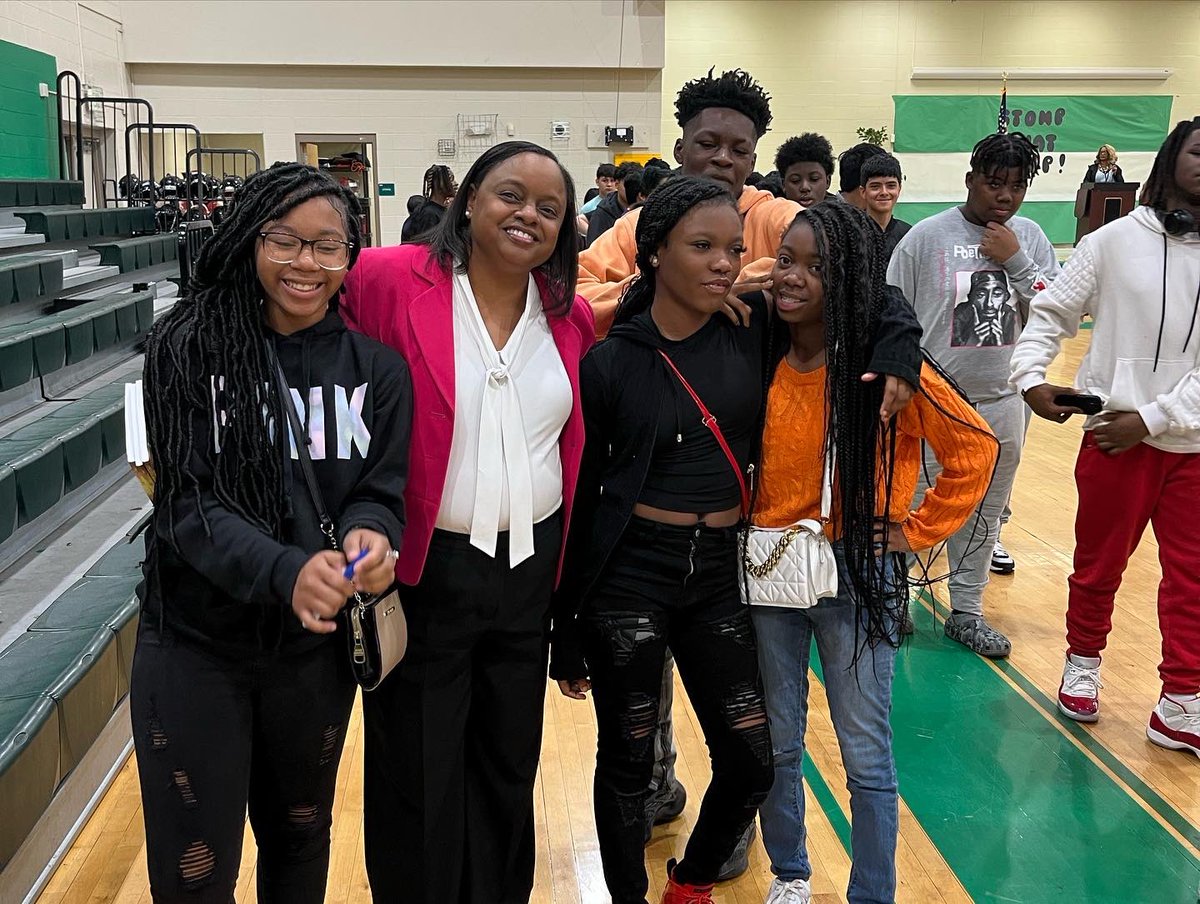 Jennifer_Hogan's tweet photo. Awesome morning at Booker T. Washington School. Hope Institute co-founder @huntley_liz spoke to 7th and 8th graders about her story of resilience! #inspiringcharacter #charactermatters #hopeinstitute https://t.co/AAS2d0g7ws