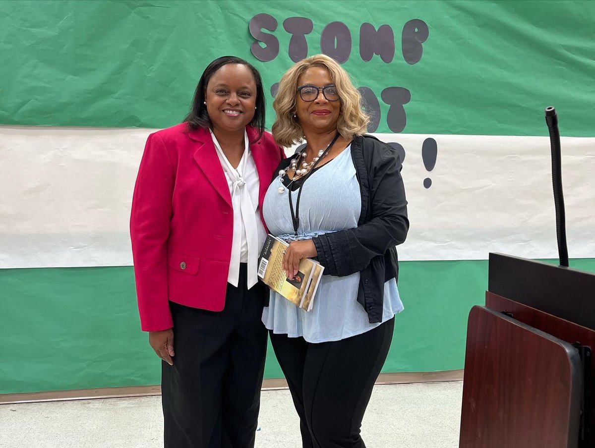 Jennifer_Hogan's tweet photo. Awesome morning at Booker T. Washington School. Hope Institute co-founder @huntley_liz spoke to 7th and 8th graders about her story of resilience! #inspiringcharacter #charactermatters #hopeinstitute https://t.co/AAS2d0g7ws