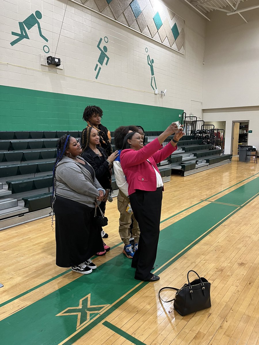 Jennifer_Hogan's tweet photo. Awesome morning at Booker T. Washington School. Hope Institute co-founder @huntley_liz spoke to 7th and 8th graders about her story of resilience! #inspiringcharacter #charactermatters #hopeinstitute https://t.co/AAS2d0g7ws