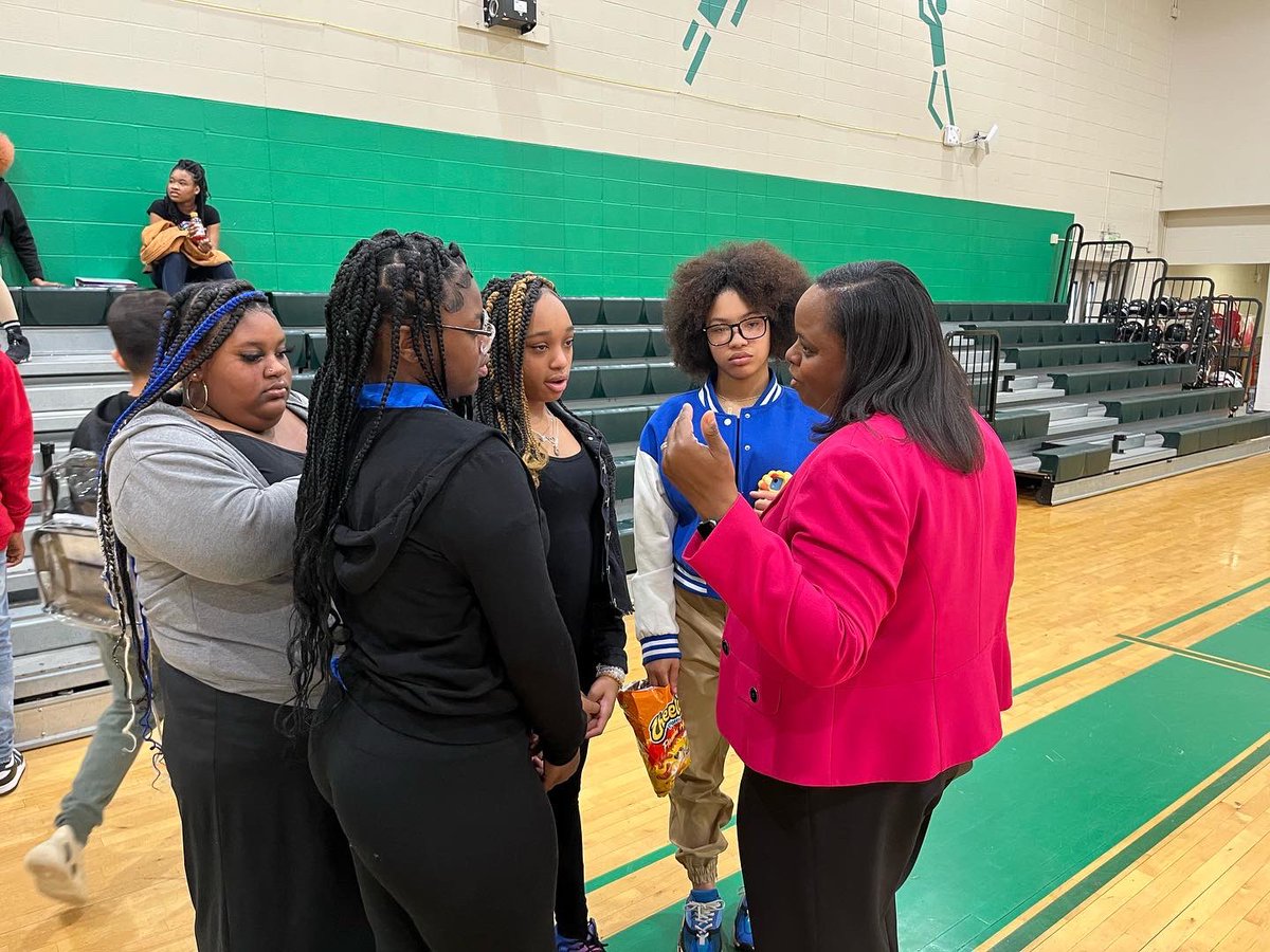 Jennifer_Hogan's tweet photo. Awesome morning at Booker T. Washington School. Hope Institute co-founder @huntley_liz spoke to 7th and 8th graders about her story of resilience! #inspiringcharacter #charactermatters #hopeinstitute https://t.co/AAS2d0g7ws