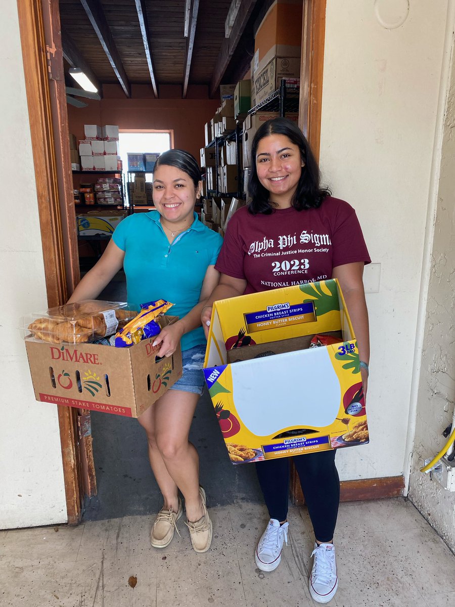 IRSC_Alpha's tweet photo. Giving a hand at the Jensen Beach Christian Church Food Pantry this lovely morning. Featuring APS members Kiomy and Maria @DocMassnick @AlphaPhiSigmaHQ @IRSCTheRiver #APSproud #IRSCproud #JBCC #JensenBeachFL #TreasureCoast #FoodBank https://t.co/t5rEKxx26T