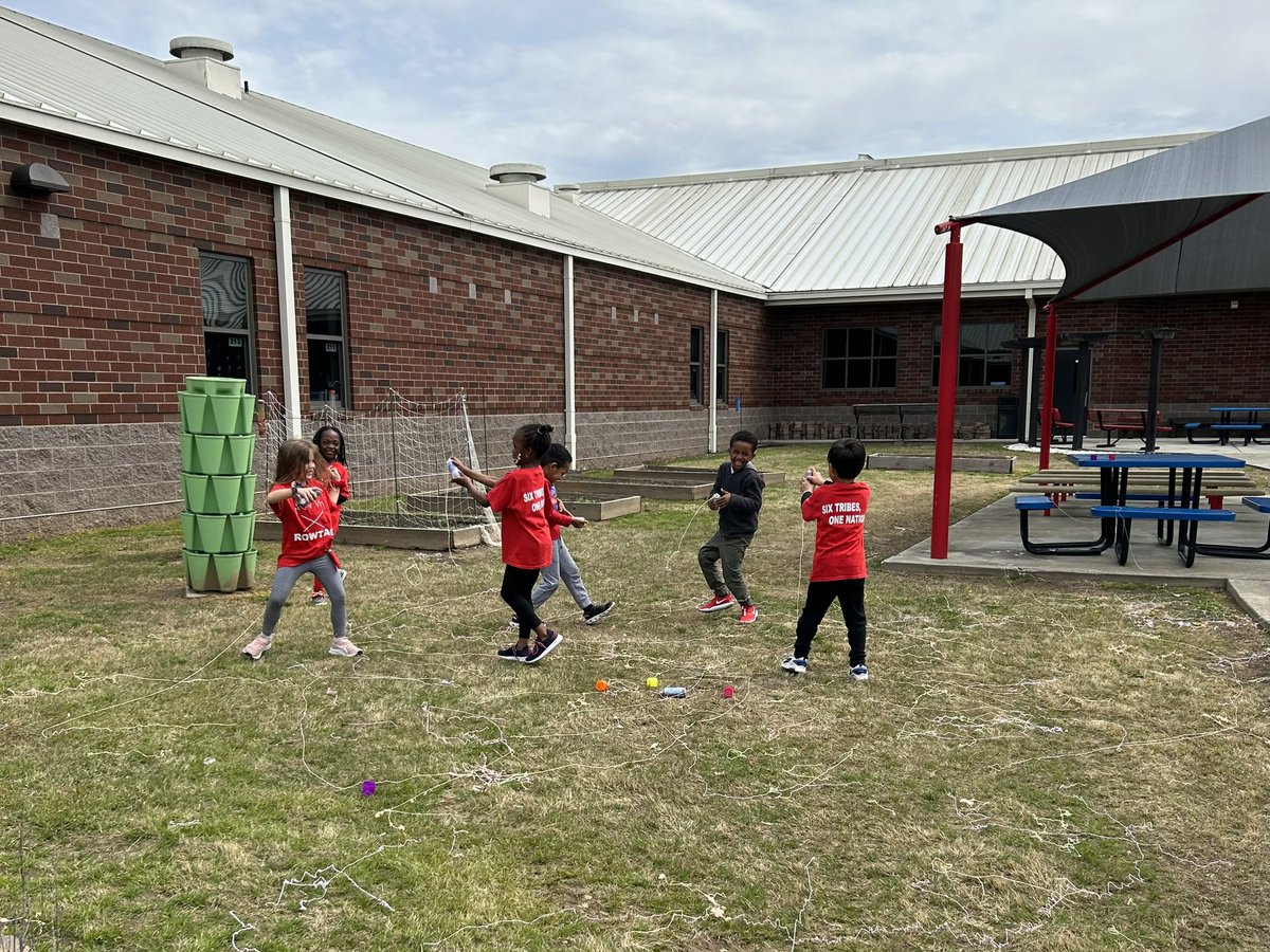 JMoes_Class's tweet image. Silly string fun! So proud of these kiddos for working hard to reach their individualized sight word goal. 🥰📚@ClarkCreekSTEM @K_SmithCCSD