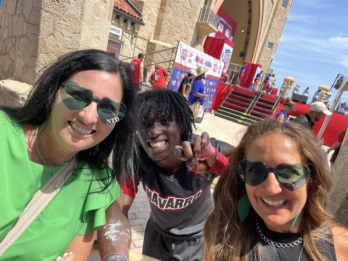GourleyCarla's tweet photo. Lots of FUN at the Bandshell today! #GoMeanGreen #NTXdancers 💚🖤🦅 #GoTigers 🧡🖤🐅 #GoDawgs ❤️🖤🐾 https://t.co/fqSYN34HTf