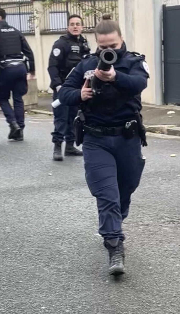 Et sinon <a href="/GDarmanin/">Gérald DARMANIN</a> viser à hauteur de tête et tenir en joue des lycéens avec des armes de guerre qui mutilent ça vous dérange pas ?