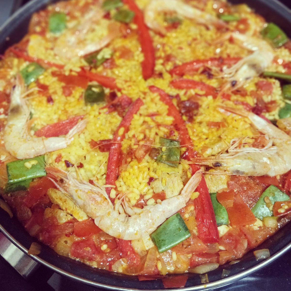 Lovely clients cooked this amazing #arroz dish with me yesterday 🥘 #ricedish #foodinspain #foodtours #spanishfoodporn