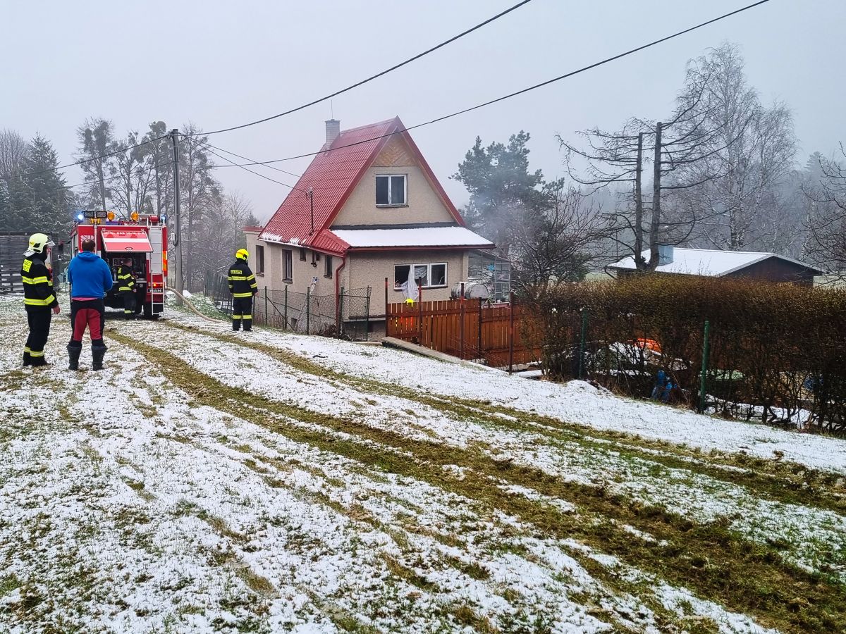 hasicifrenstat's tweet photo. Při požáru chaty v Kunčicích pod Ondřejníkem na Velký pátek byla zraněna jedna osoba, na místo byly vyslány dvě dobrovolné jednotky a dvě jednotky @hzsmsk. #hasicifrenstat #pozar https://t.co/2g6MeMuTfP https://t.co/ZLiCDiOZy5