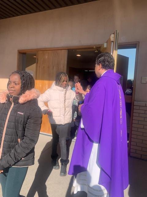 CSMhs4's tweet image. CSM joined together to celebrate our Faith this Holy Week. Thursday, we celebrated mass @ St. Martha&apos;s parish, then spent the day learning, discussing, reflecting &amp;amp; praying. We ended the day writing &amp;amp; sharing our Commitments to our Faith. #Lentenfaithretreat