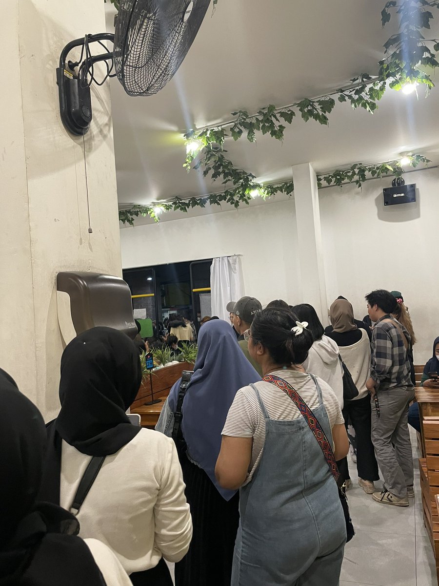 txtdrjkt's tweet photo. antrian gacoan tebet jam 00:17🤣🤣🤣 https://t.co/88YYSp6j0P
