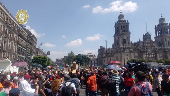 mxqnoticias's tweet photo. #AMxVial || #CDMX: Inicia #Viacrucis sobre Plaza de la Constitución a la altura de Madero, considere cerradas calles aledañas al Zócalo.
⚠️Extreme precauciones⚠️
Vía: #OVIALCDMX
#AgenciaMxNoticias https://t.co/OHlv0d7IMs