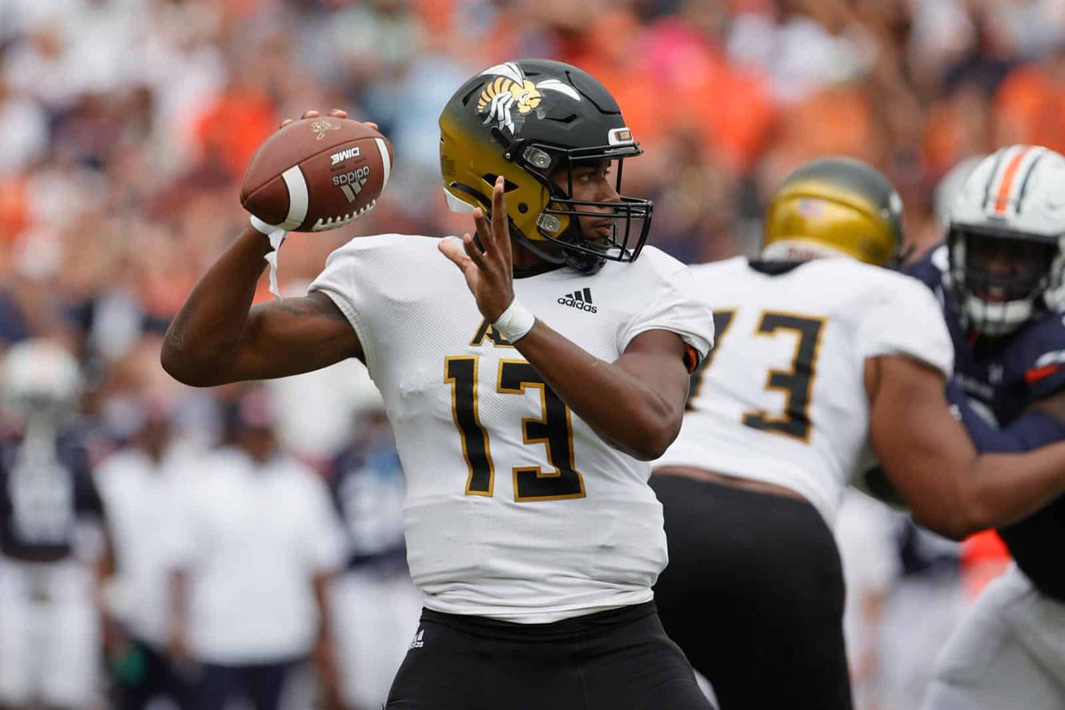 EjRogers_'s tweet photo. I will be attending Alabama State Junior Day 🖤🐝! @CoachPope_ @coachpsb @erob50 @BamaStateSports @HallTechSports1 https://t.co/9urBgmSJLa