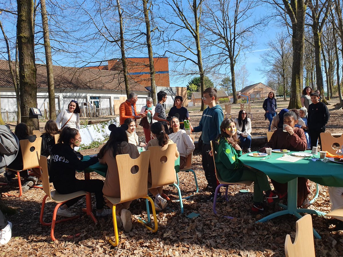 Les 6ème de la section internationale du collège Firmin Roz à Limoges présentent l'histoire du Gruffalo puis partagent un goûter confectionné par leurs camarades de la classe relais à partir des recettes du Gruffalo. Bravo à eux tous et merci à leurs professeures !