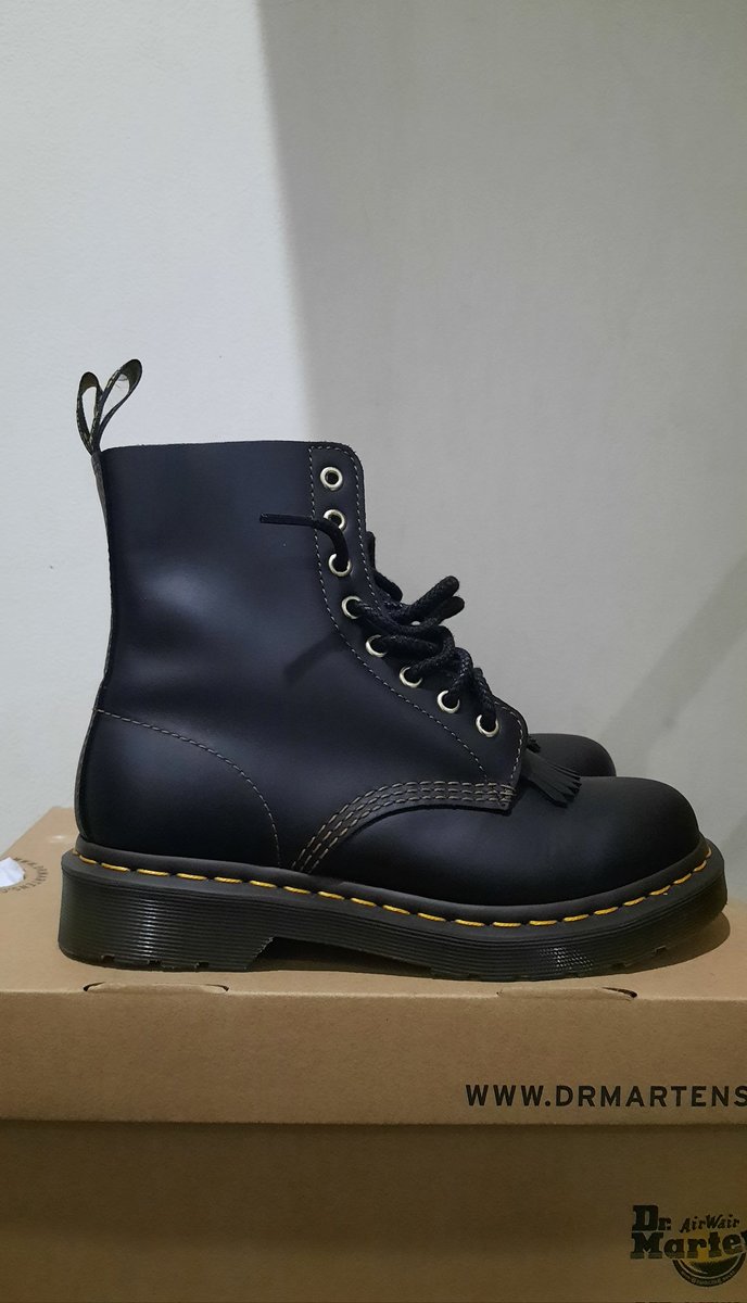 ibudoodidam's tweet image. WTS Dr. Martens 1460 pascal black abruzzo (masih baru) size 38 (23,5 cm) made in thailand
dapet 2 tali + box masih lengkap
Harga bel 3,3 jual 2,9 aja. 
Alasan dijual : kebesaran jd ga pernah dipakai
WA : 087770750593
depok
#docmart #jualdocmart #drmartens1460 #jualdrmartens