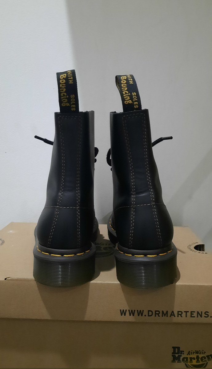ibudoodidam's tweet image. WTS Dr. Martens 1460 pascal black abruzzo (masih baru) size 38 (23,5 cm) made in thailand
dapet 2 tali + box masih lengkap
Harga bel 3,3 jual 2,9 aja. 
Alasan dijual : kebesaran jd ga pernah dipakai
WA : 087770750593
depok
#docmart #jualdocmart #drmartens1460 #jualdrmartens